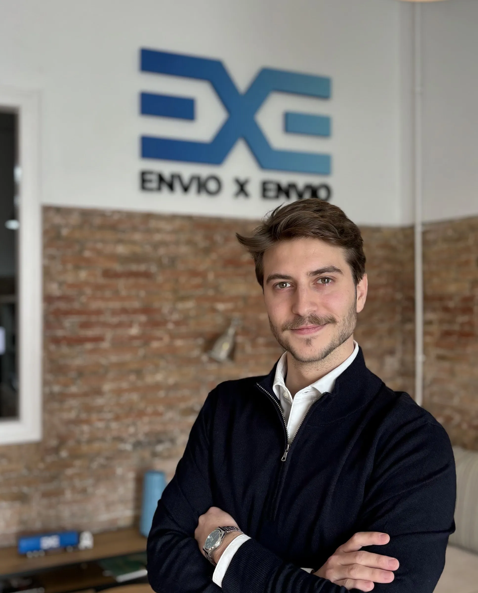 Arnau Baldó en la oficina de Envío x Envío, en Barcelona