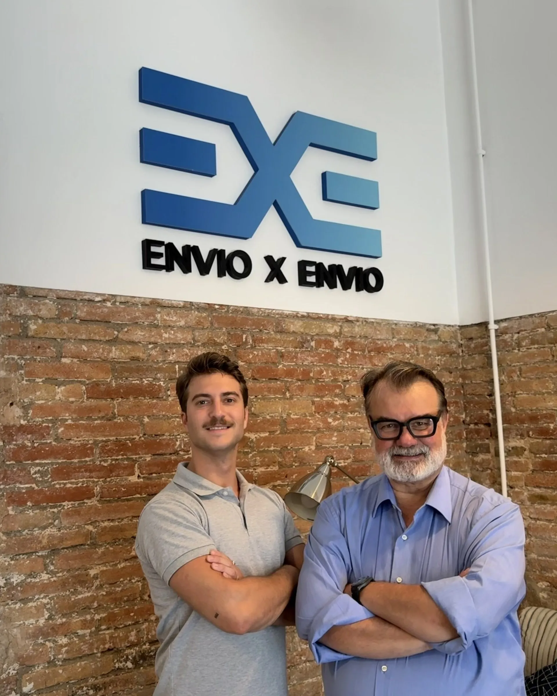 Arnau Baldó y su padre, Toni Baldó, en la oficina de Envío x Envío